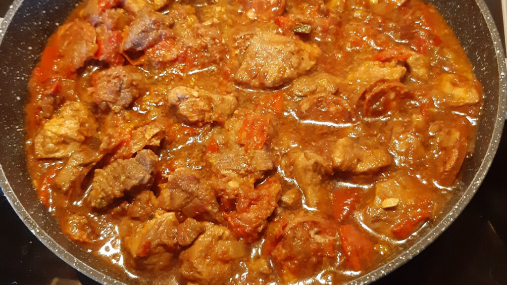 Pittige stoofpot van rundvlees met chorizo en paprika's