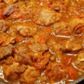 Pittige stoofpot van rundvlees met chorizo en paprika’s, ook voor de slowcooker.