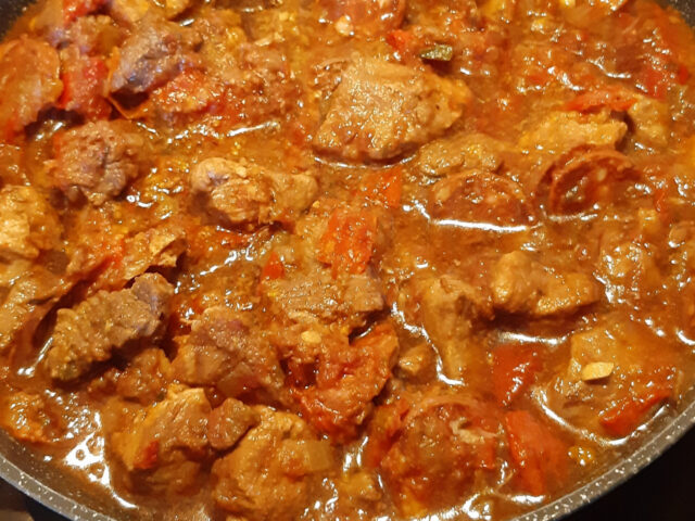 Pittige stoofpot van rundvlees met chorizo en paprika’s, ook voor de slowcooker.