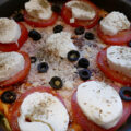Pizza van plakjes stokbrood, ei , tomaat en mozzarella
