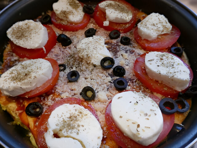 Pizza van plakjes stokbrood, ei , tomaat en mozzarella