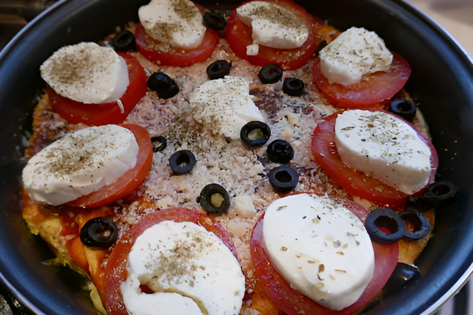 Pizza van plakjes stokbrood, ei , tomaat en mozzarella.........