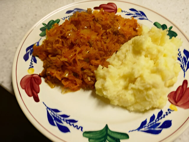 Poolse Zuurkool met salami, spekjes en gehakt.