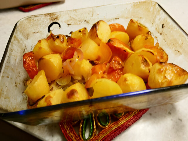 Portugese ovenaardappeltjes met tomaat en wijn .