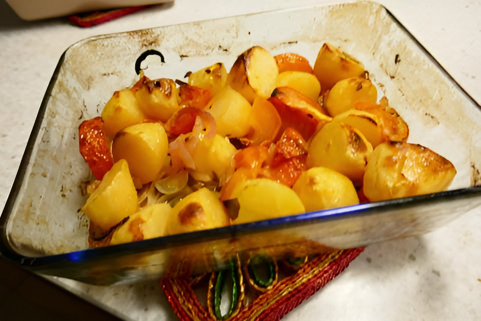 Portugese ovenaardappeltjes met tomaat en wijn .