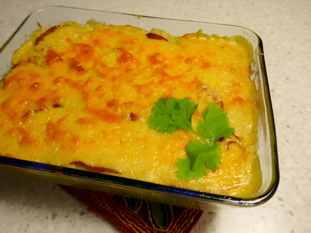 Prei ovenschotel met salami en kruidige bechamelsaus.