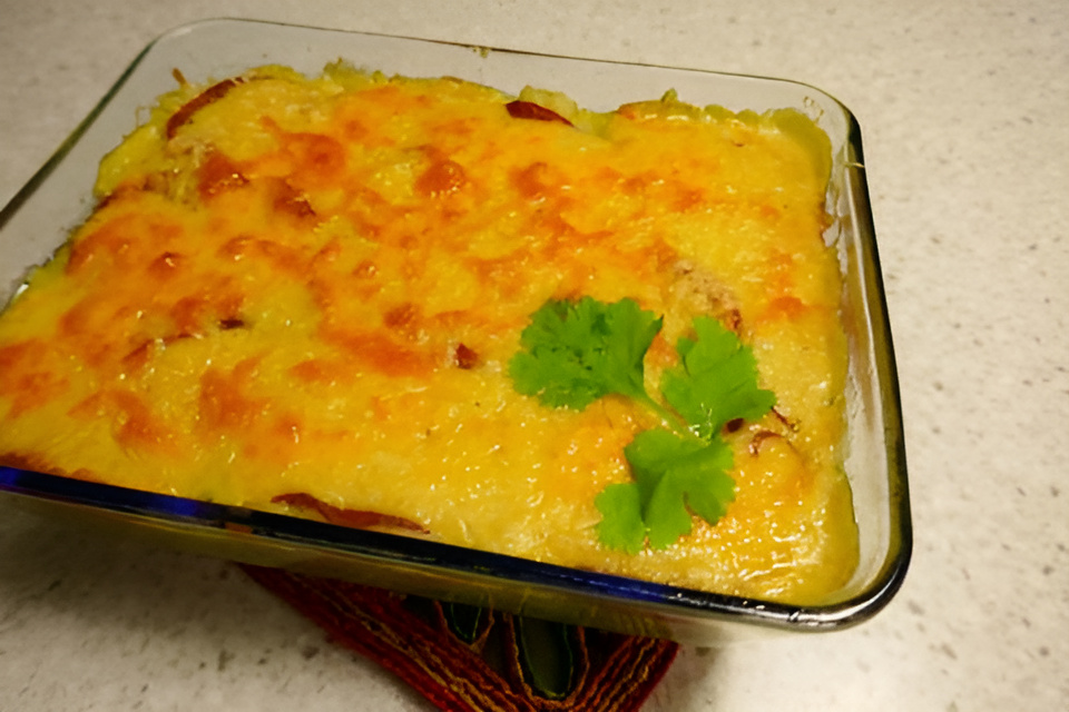 Prei ovenschotel met salami en kruidige bechamelsaus.