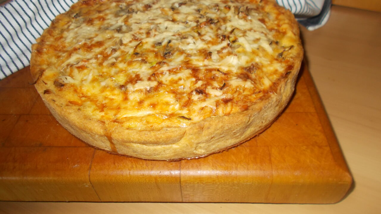 Hartige taart met gehakt, prei, champignons en roomkaas, foto 1