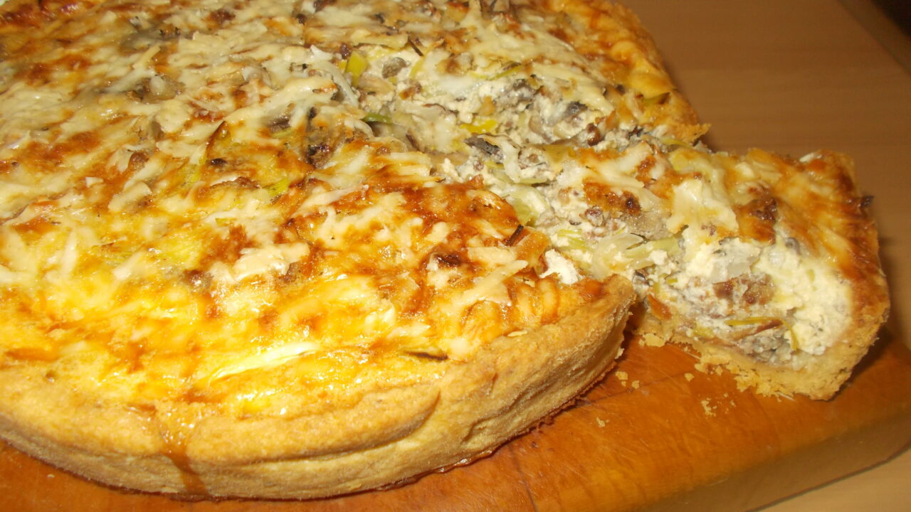Hartige taart met gehakt, prei, champignons en roomkaas, foto 2