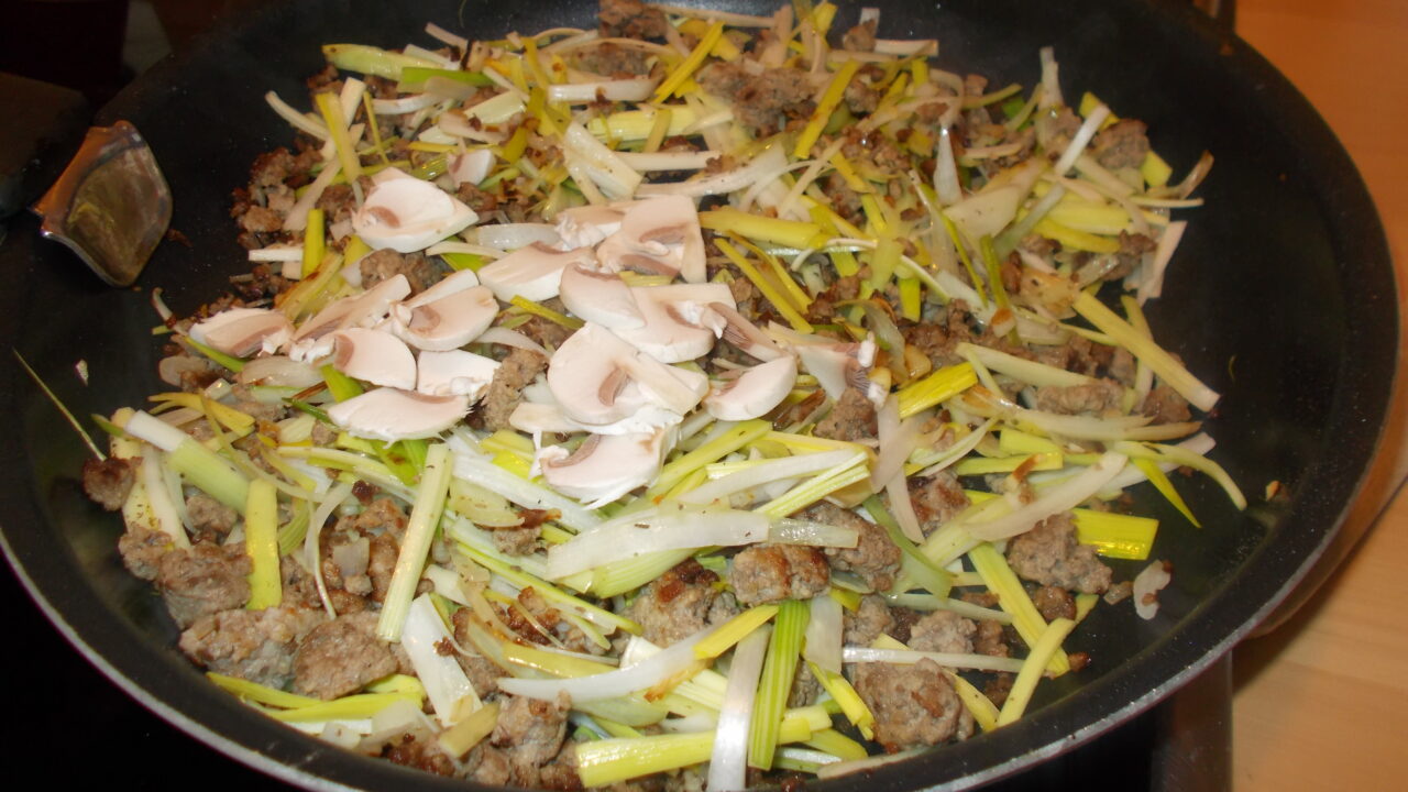Hartige taart met gehakt, prei, champignons en roomkaas, foto 3