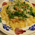 Prima Pasta met verse spinazie, gerookte zalm en zongedroogde tomaat.