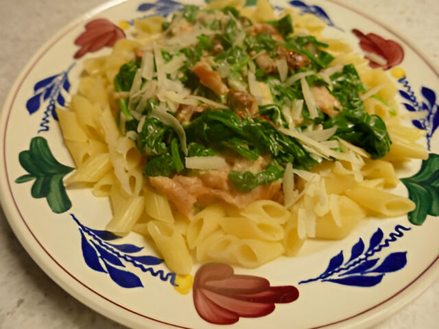 Prima Pasta met verse spinazie, gerookte zalm en zongedroogde tomaat.
