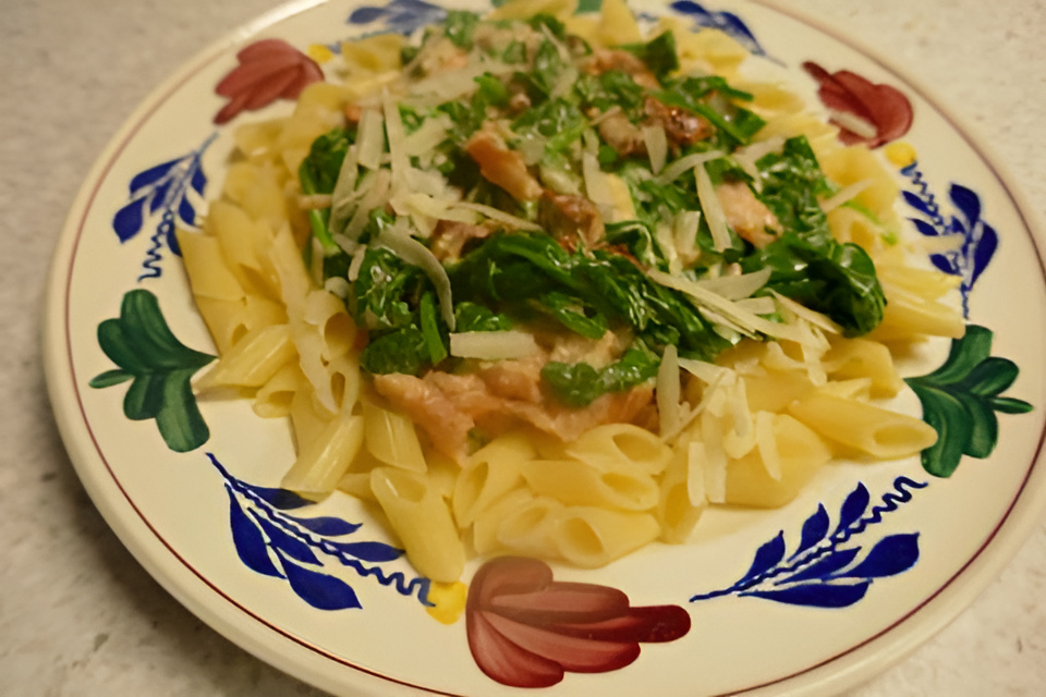 Prima Pasta met verse spinazie, gerookte zalm en zongedroogde tomaat.