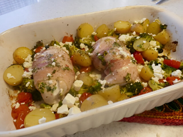 Provençaalse ovenschotel met krokante kip, broccoli en kerstomaatjes.