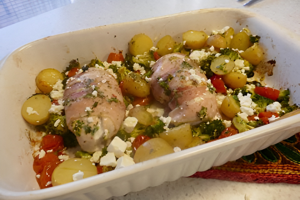 Provençaalse ovenschotel met krokante kip, broccoli en kerstomaatjes.
