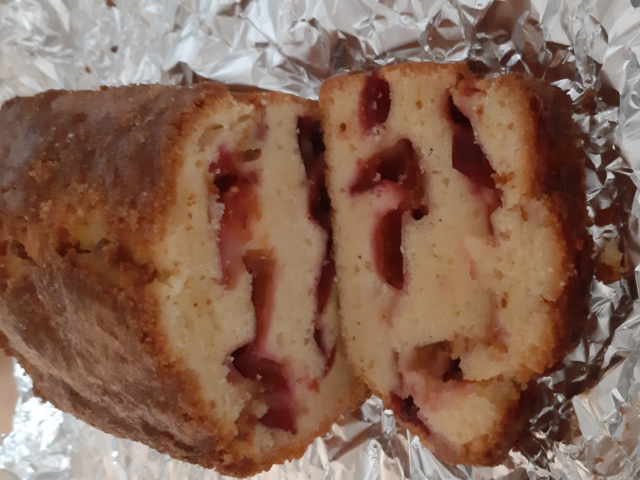 Pruimencake met een knapperige bovenlaag