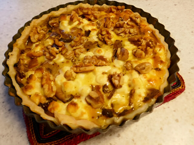 Quiche met geitenkaas, gemengde paddenstoelen , walnoten en tijm.