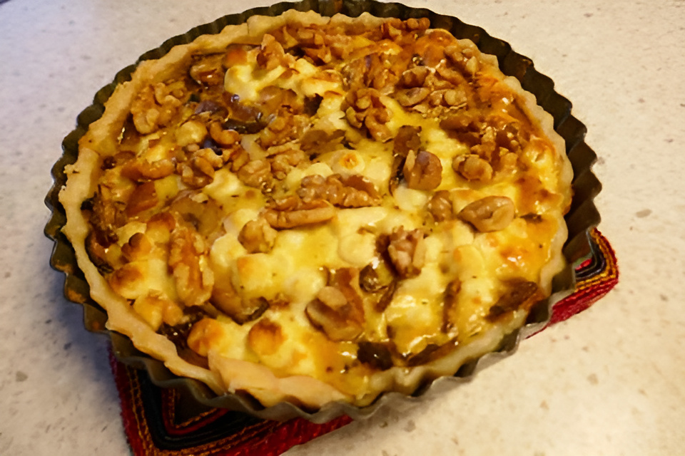 Quiche met geitenkaas, gemengde paddenstoelen , walnoten en tijm.