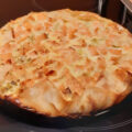 Quiche van filodeeg met zalmfilet, gerookte zalm en prei