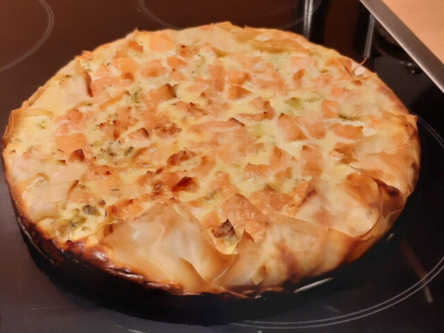 Quiche van filodeeg met zalmfilet, gerookte zalm en prei