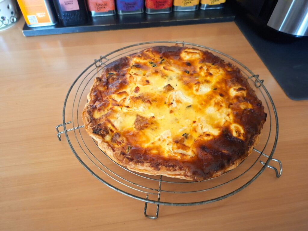 Quiche met kalkoenfilet, geitenkaas, courgette, paprika en tomaat