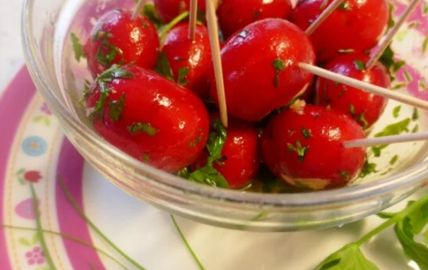 Radijsjes in een knoflookdressing (tapas)