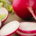 Radijsjes in een knoflookdressing (tapas)