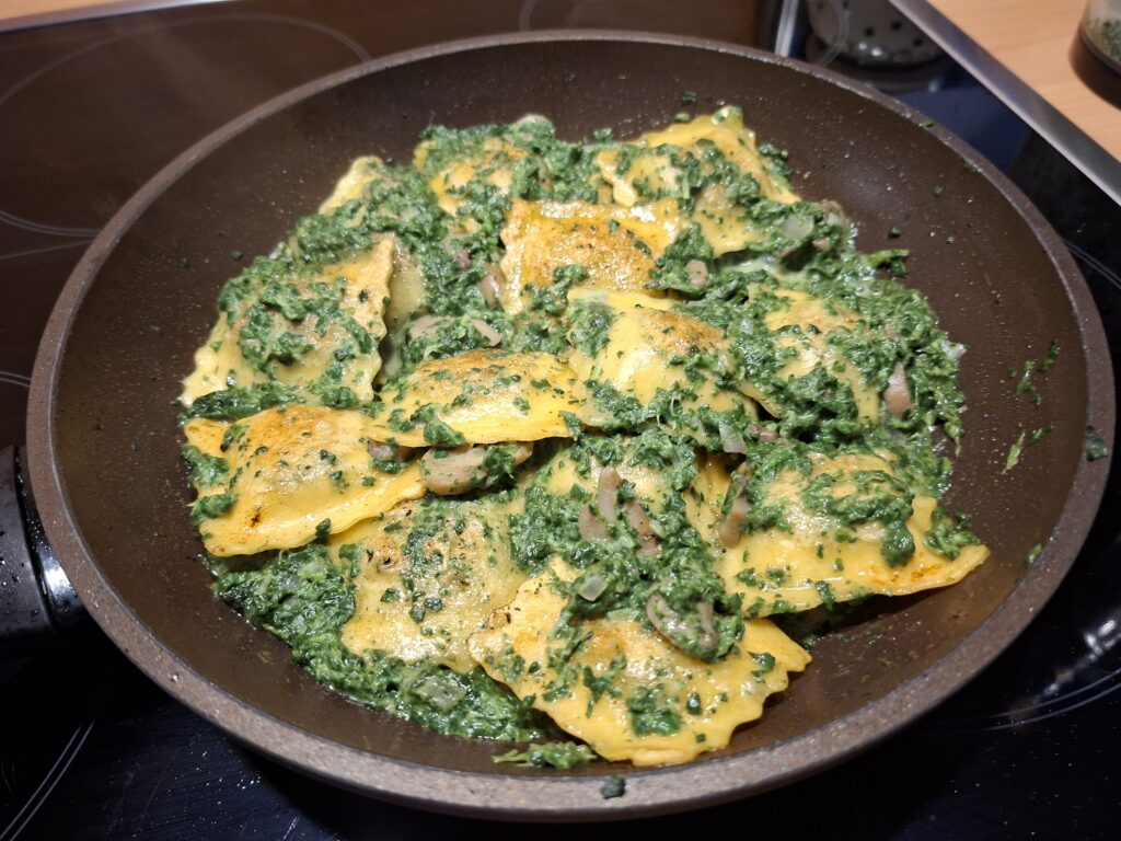 Ravioli in een romige spinaziesaus