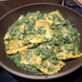Ravioli in een romige spinazisaus