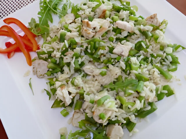 Rijstsalade met groene groenten en kalkoen…