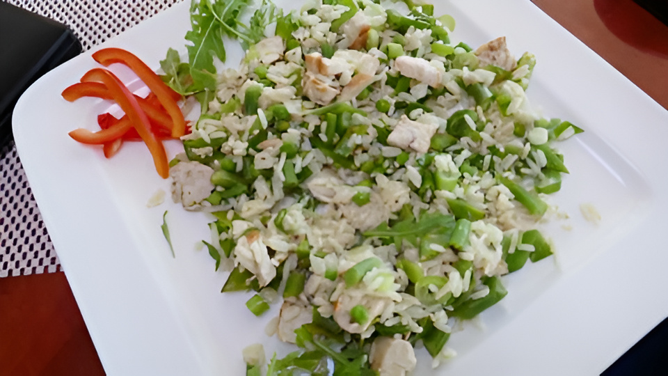 Rijstsalade met groene groenten en kalkoen...
