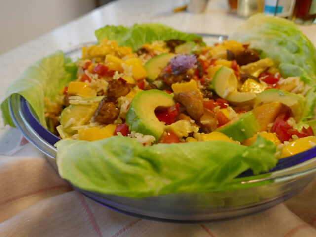 Rijstsalade met kerriekip, avocado en verse mango…..