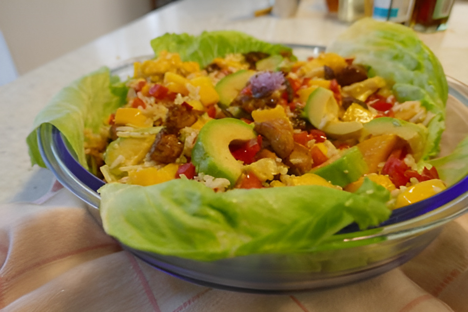 Rijstsalade met kerriekip, avocado en verse mango.....