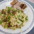 Risotto met kastanjechampignons, salie, tuinerwtjes en varkenshaas.