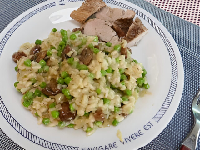 Risotto met kastanjechampignons, salie, tuinerwtjes en varkenshaas.