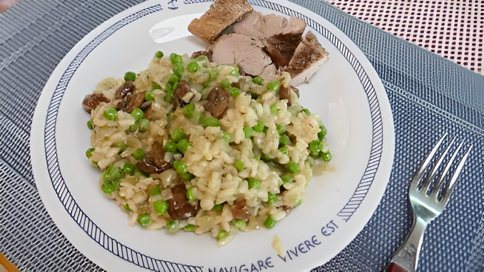 Risotto met kastanjechampignons, salie, tuinerwtjes en varkenshaas.