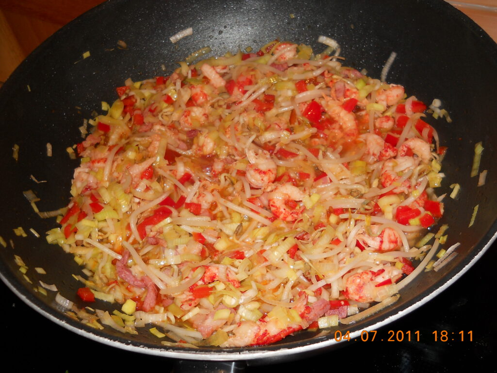 Roerbakken met rivierkreeftjes, paprika, prei en taugé.