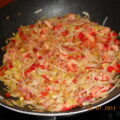 Roerbakken met rivierkreeftjes, paprika, prei en taugé.