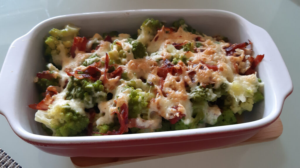 Romanesco met doperwten, rauwe ham, ei en kaas