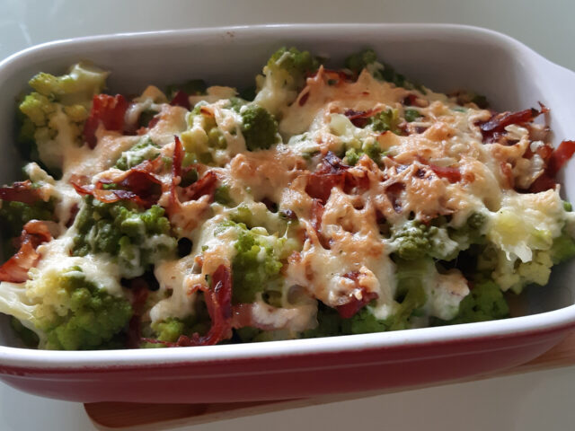 Romanesco met doperwten, rauwe ham, ei en kaas