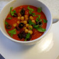 Romescosoep met chorizo, knapperige kikkererwten en gegrilde paprika.