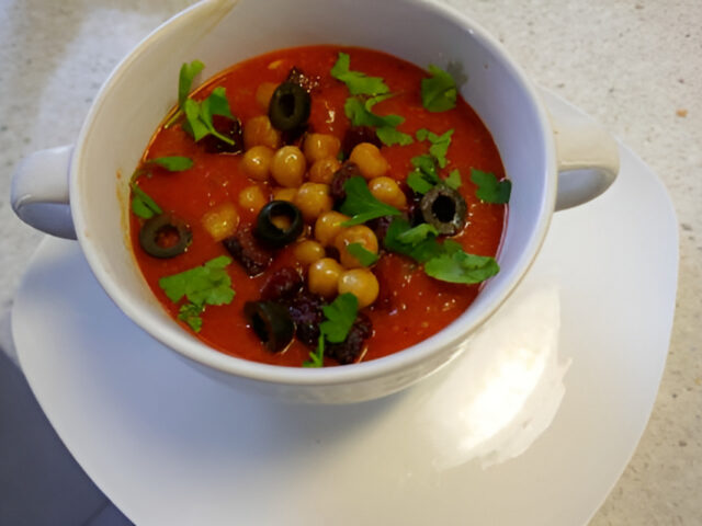 Romescosoep met chorizo, knapperige kikkererwten en gegrilde paprika.