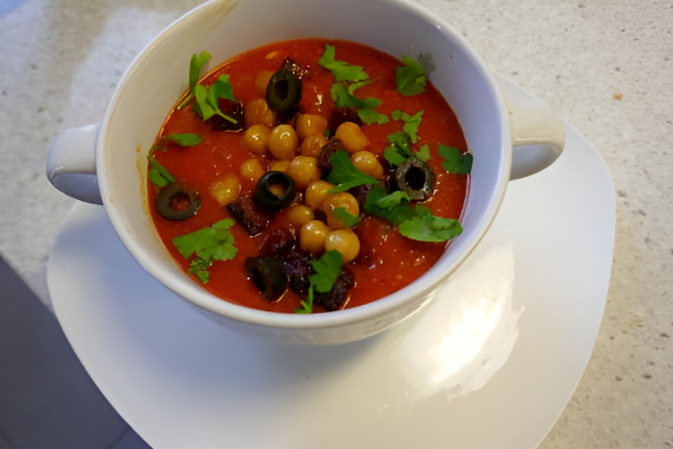 Romescosoep met chorizo, knapperige kikkererwten en gegrilde paprika.