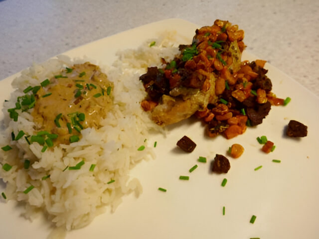 Romige bieslook kip met krokante topping van chorizo en mais