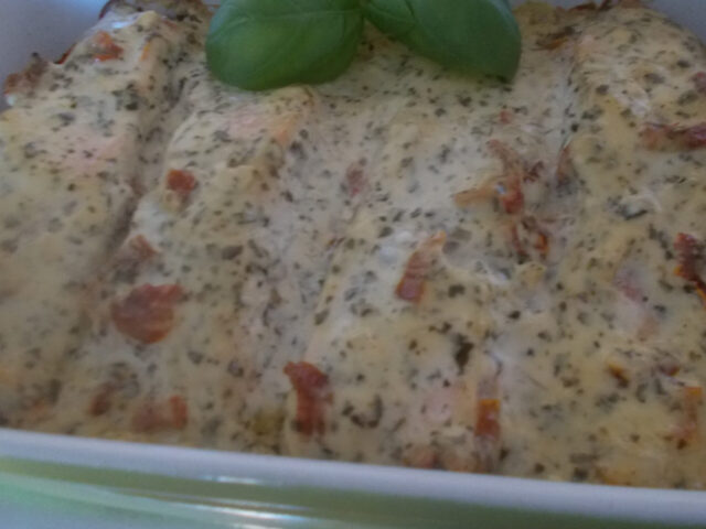Italiaanse zalmfilet met een romige saus met basilicumpesto en gedroogde tomaten