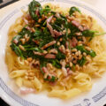 Romige pasta met spekjes, spinazie en pijnboompitjes