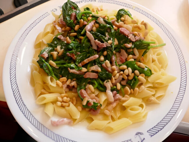 Romige pasta met spekjes, spinazie en pijnboompitjes