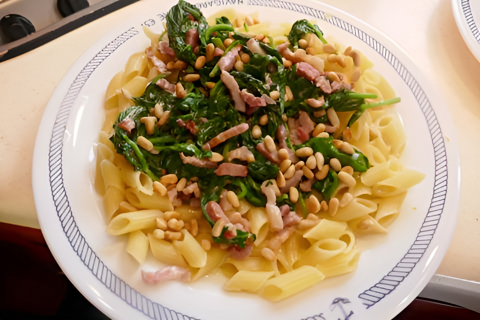 Romige pasta met spekjes, spinazie en pijnboompitjes