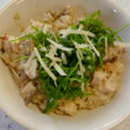 Romige risotto met gerookte kip, mascarpone en paddenstoelen.