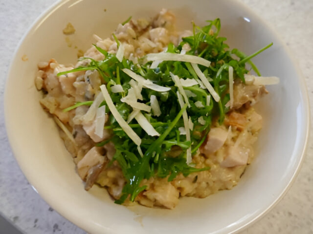 Romige risotto met gerookte kip, mascarpone en paddenstoelen.